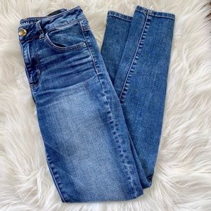 ~American Eagle~ Hi-Rise skinny jeans. Size 4 R